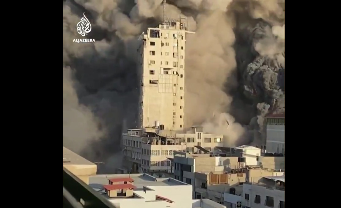 Κτίριο στη Γάζα καταρρέει από τους ισραηλινούς βομβαρδισμούς [Βίντεο]
