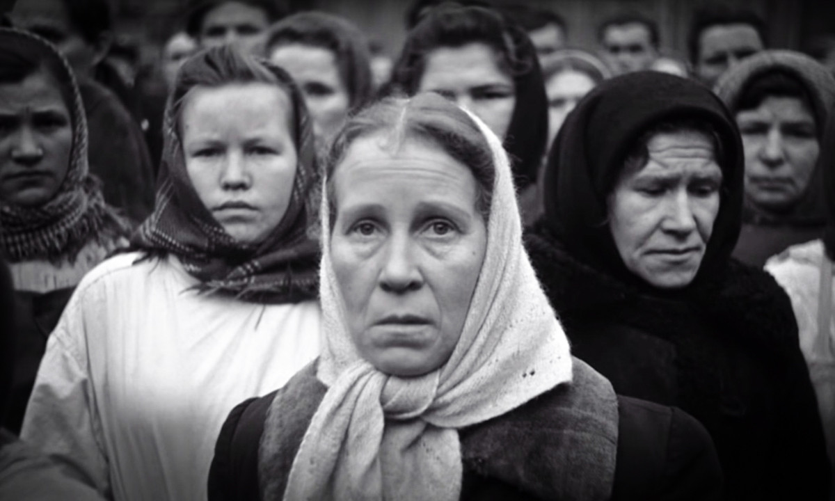«Είναι αδύνατο να πάρεις το βλεμα σου από αυτά τα πρόσωπα» – Μια εντυπωσιακή ταινία για την κηδεία του Στάλιν