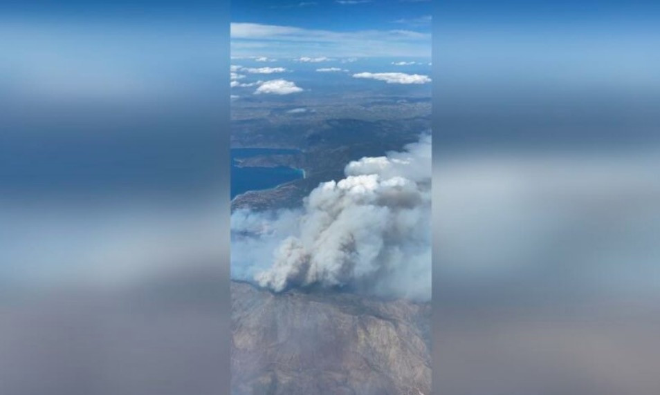 Φωτογραφία από αεροπλάνο με τη φωτιά στον Σχίνο δείχνει το μέγεθος της καταστροφής