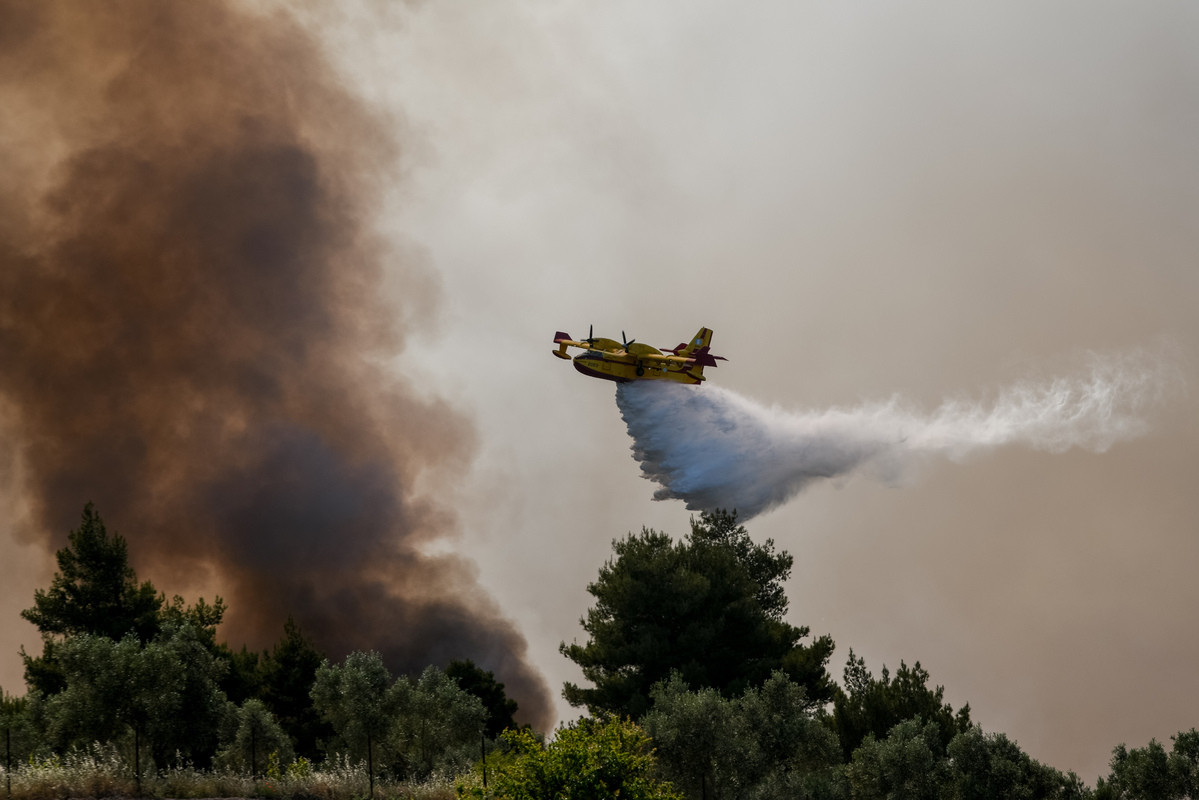 Οριοθετήθηκε η φωτιά στα Γεράνεια Όρη – Κάηκαν 65.000 στρέμματα δάσους