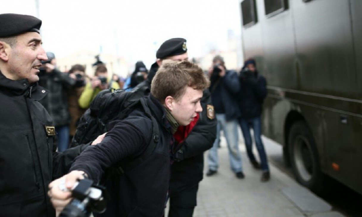 Πτήση από Αθήνα για Βίλνιους προσγειώθηκε στο Μινσκ για να συλληφθεί δημοσιογράφος – Διεθνείς αντιδράσεις
