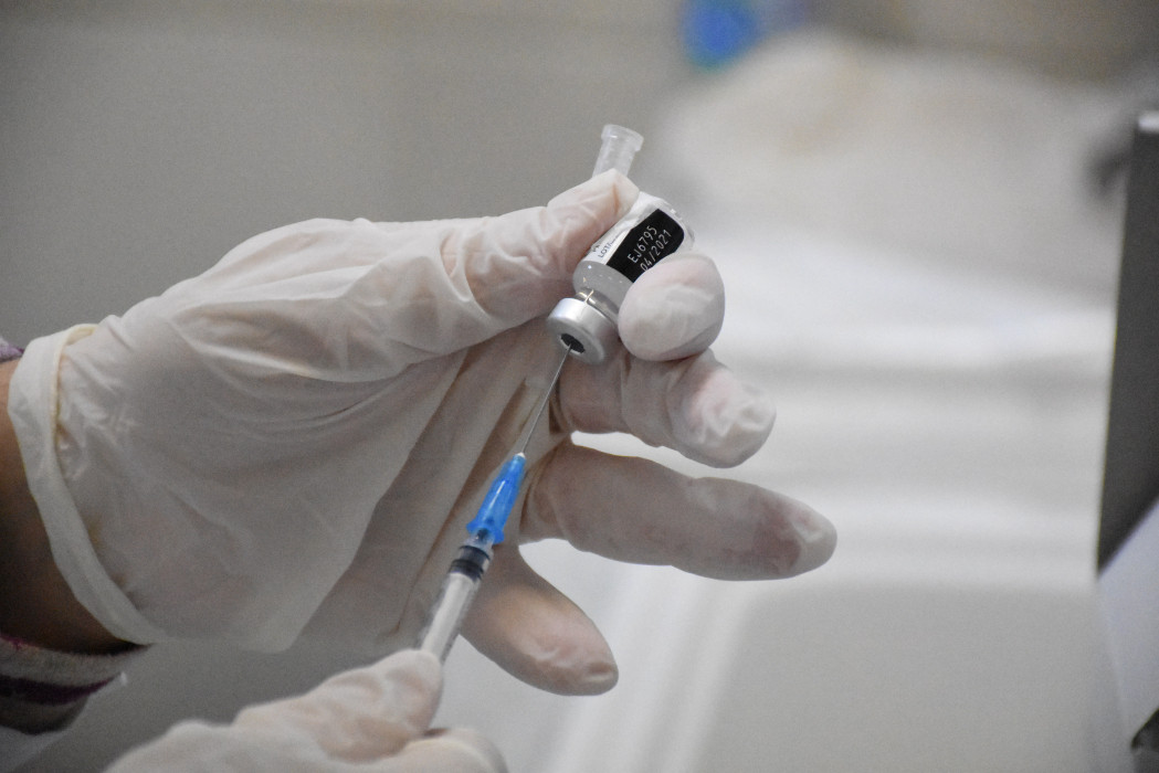 Αυτές είναι οι συχνότερες παρενέργειες του εμβολίου – Ποια συμπτώματα χτυπούν «καμπανάκι»