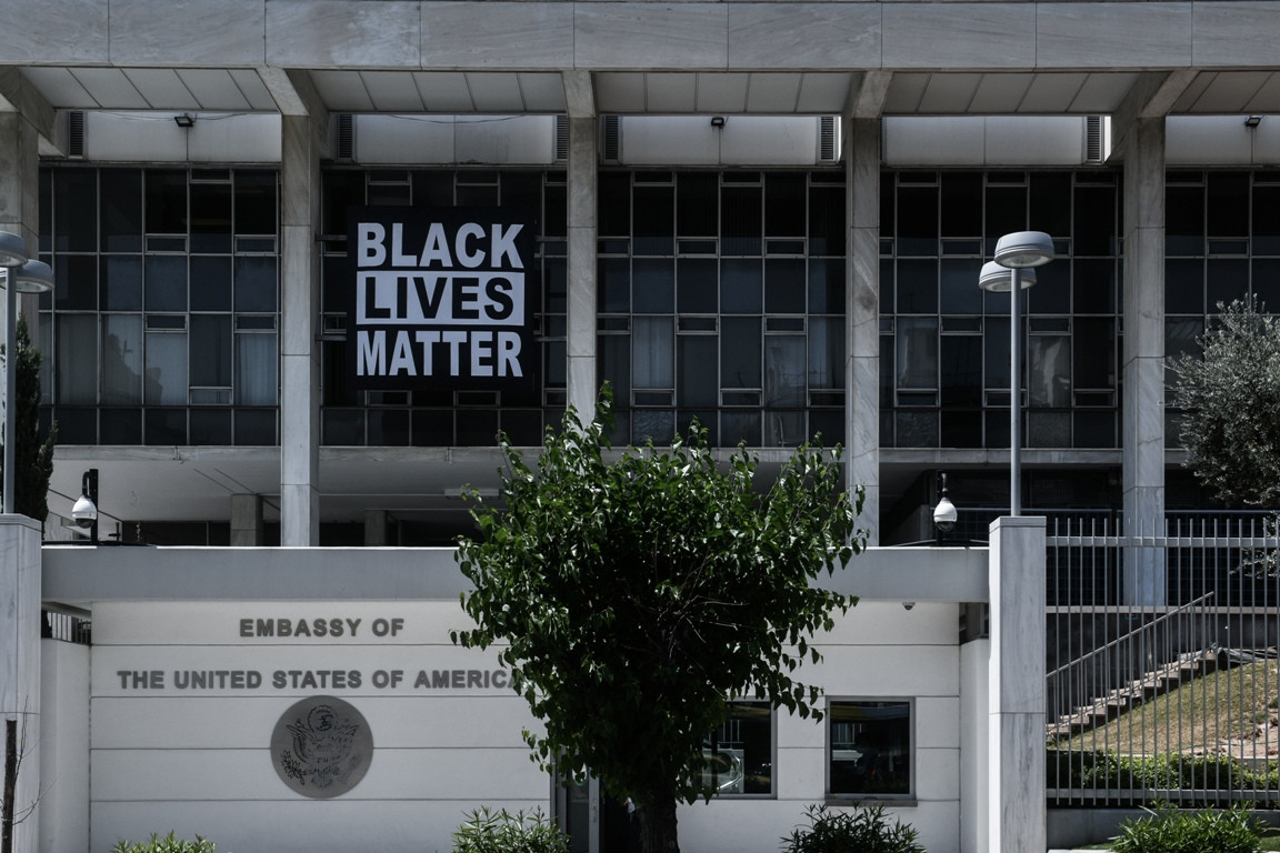 Πανό του BlackLivesMatter στην πρόσοψη της αμερικανικής πρεσβείας