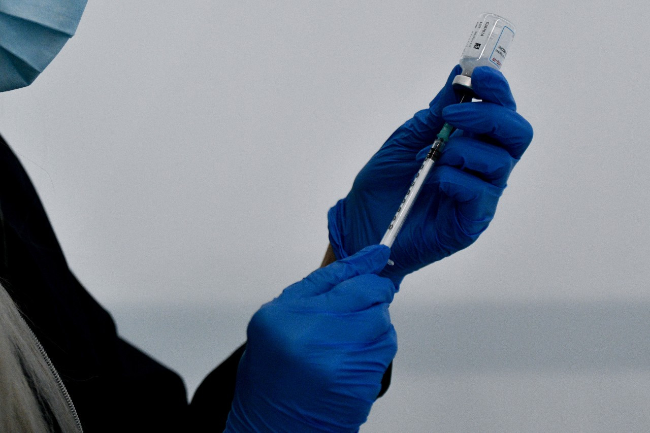 Βρετανία: Τρία περιστατικά εγκεφαλικού λόγω θρόμβωσης μετά από εμβόλιο AstraZeneca – Νεκρή μία 35χρονη