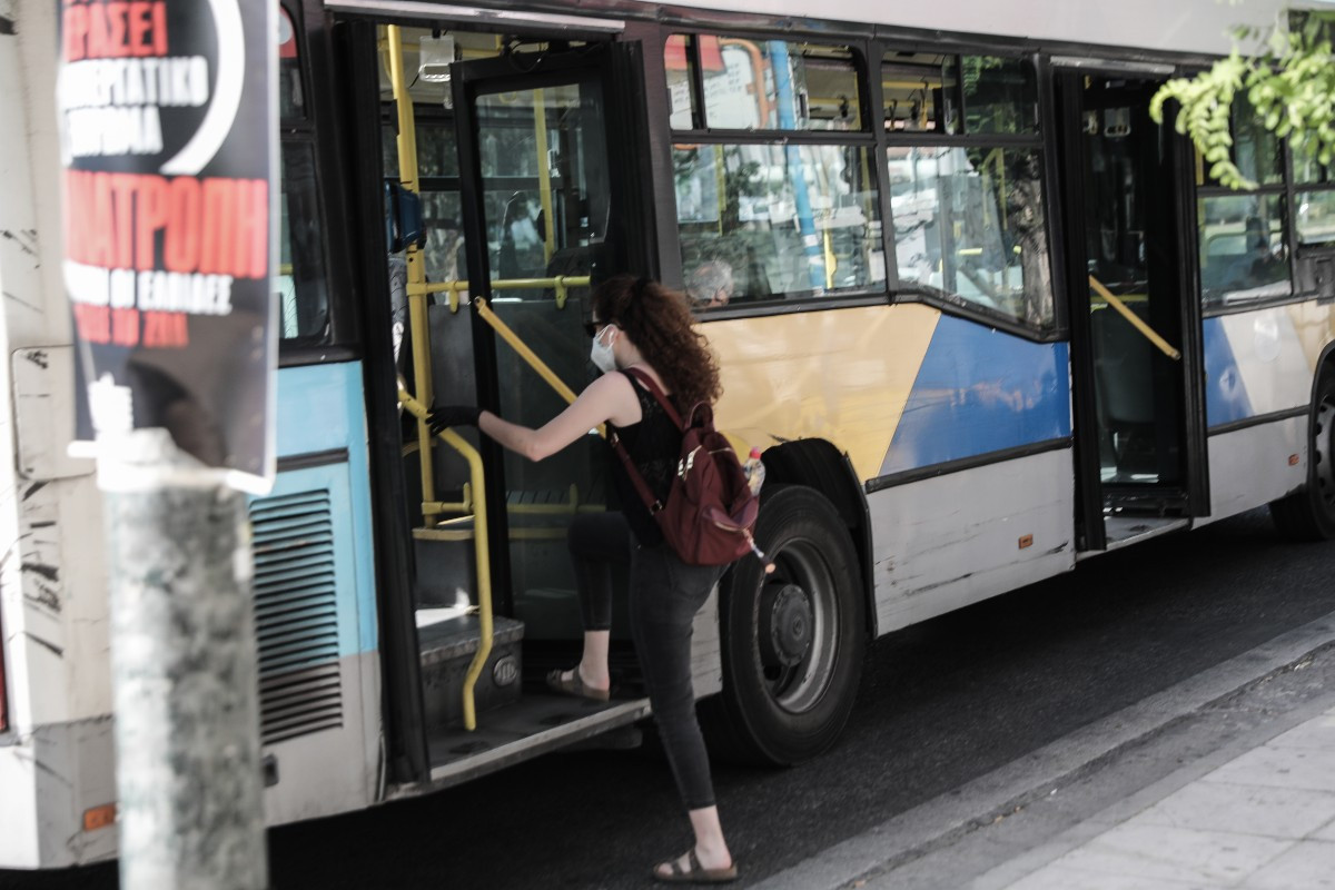 Σεξουαλική επίθεση σε 19χρονη μέσα σε λεωφορείο στο κέντρο της Αθήνας