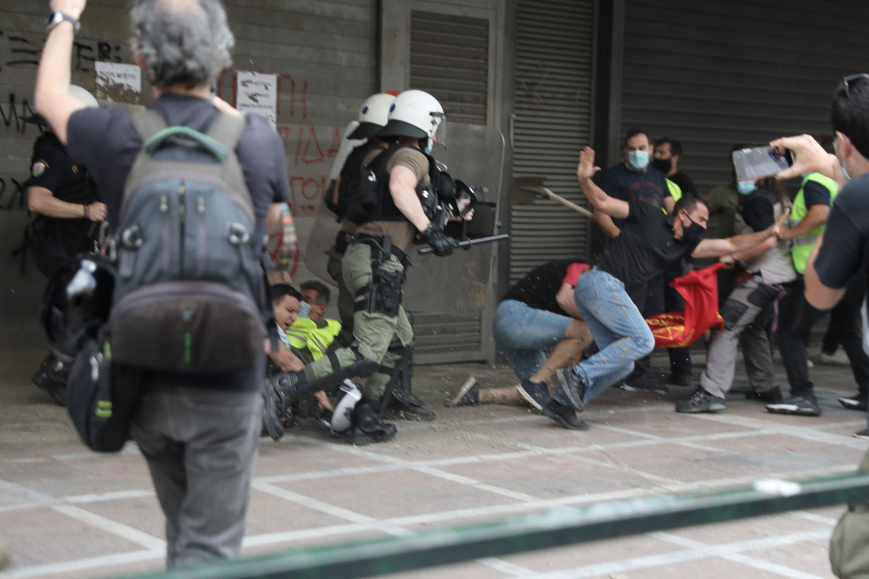 Ξύλο και χημικά έξω από το υπουργείο Εργασίας: Συγκρούσεις αστυνομικών και οικοδόμων
