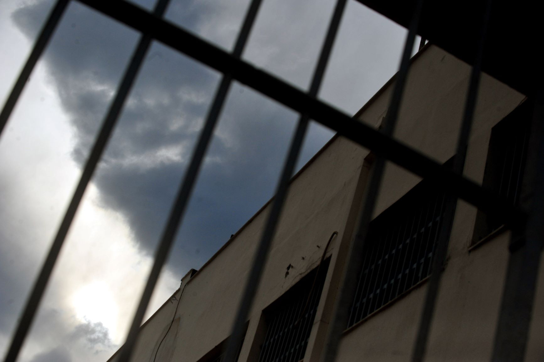 Κρατούμενος βρέθηκε κρεμασμένος μέσα στο Aστυνομικό Mέγαρο Ηρακλείου