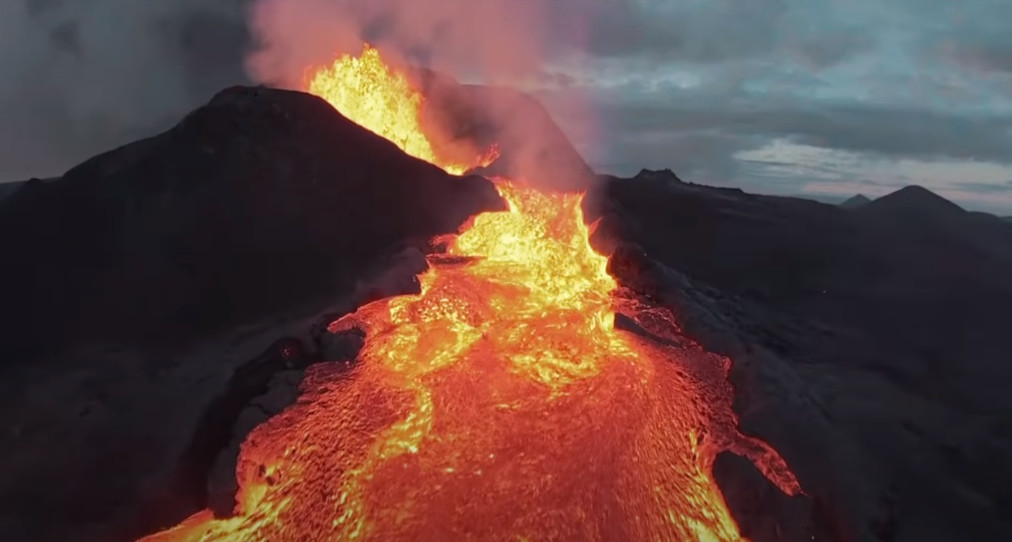 Drone κατέγραψε τη συντριβή του σε ηφαίστειο που εκτοξεύει λάβα [BINTEO]