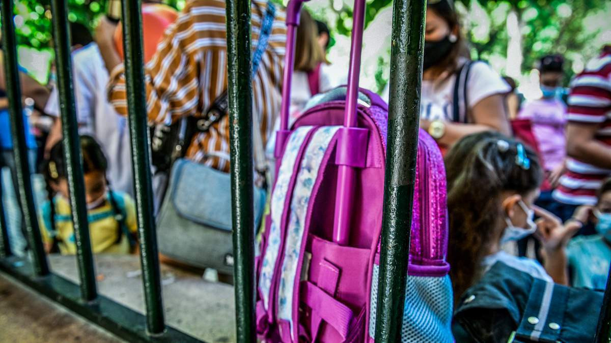 Διευθύντρια σε σχολείο της Θεσσαλονίκης απαγόρευσε τις φούστες και τα σορτς