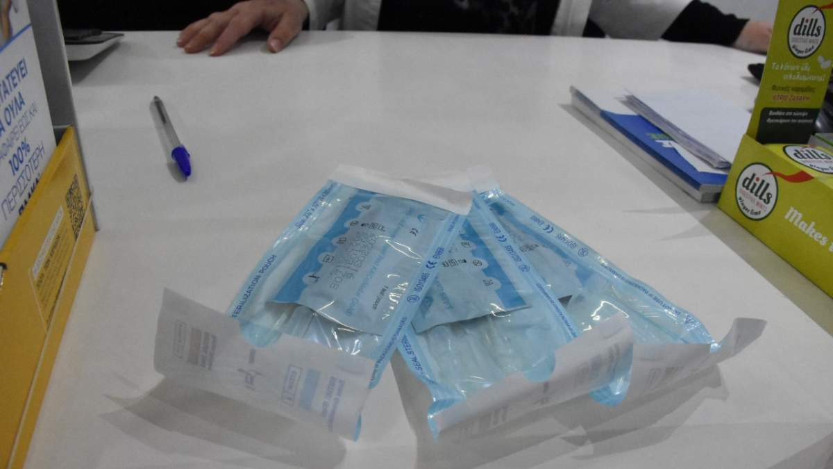 Τέλος τα δωρεάν self test από τους Φαρμακοποιούς της Αττικής: «Αναξιόπιστη η κυβέρνηση»