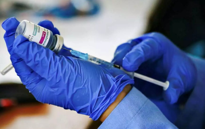 Έρευνα του ΕΚΠΑ απαντά πόσο διαρκεί η ανοσία μετά τις δύο δόσεις εμβολιασμού