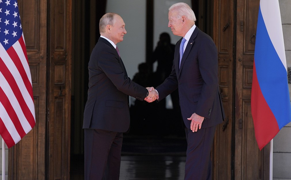 Τα σημεία σύγκλισης και οι «κολακείες» στη συνάντηση Μπάιντεν – Πούτιν