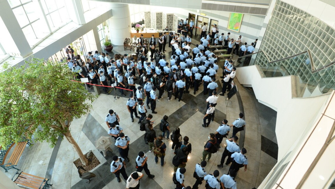 Χονγκ Κονγκ: Εισβολή 500 αστυνομικών για συλλήψεις σε εφημερίδα