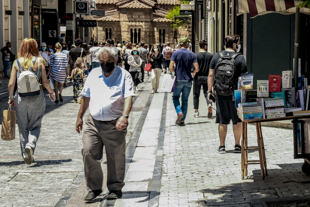 Έρχεται το τέλος της μάσκας σε εξωτερικούς χώρους;