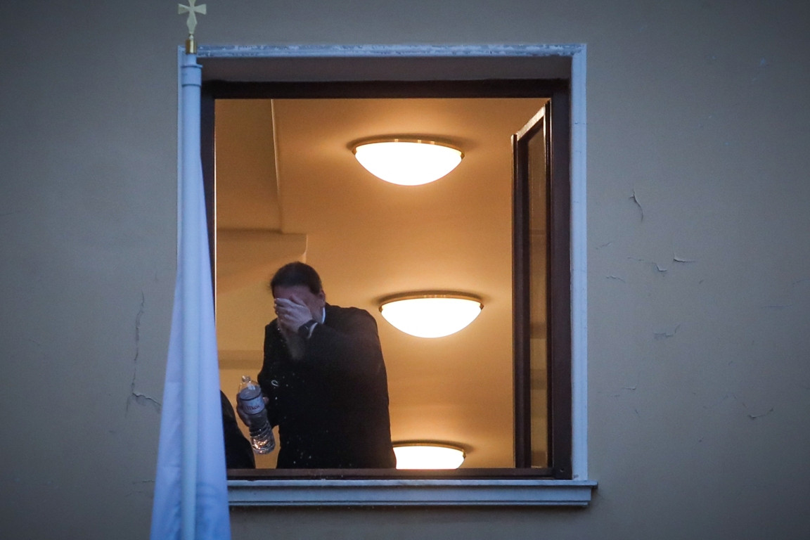 Μαρτυρίες για την επίθεση με βιτριόλι στη Μονή Πετράκη: «Έλιωναν τα ράσα μας»