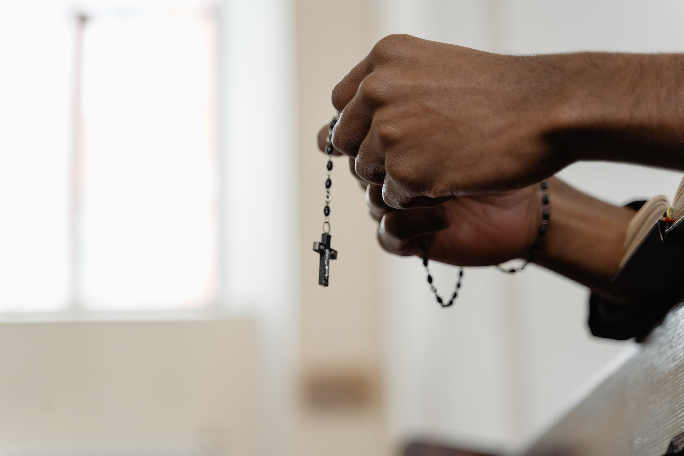 Ιερέας βίαζε έφηβη για να την «θεραπεύσει» από την ομοφυλοφιλία: «Είναι εντάξει από τον Θεό»