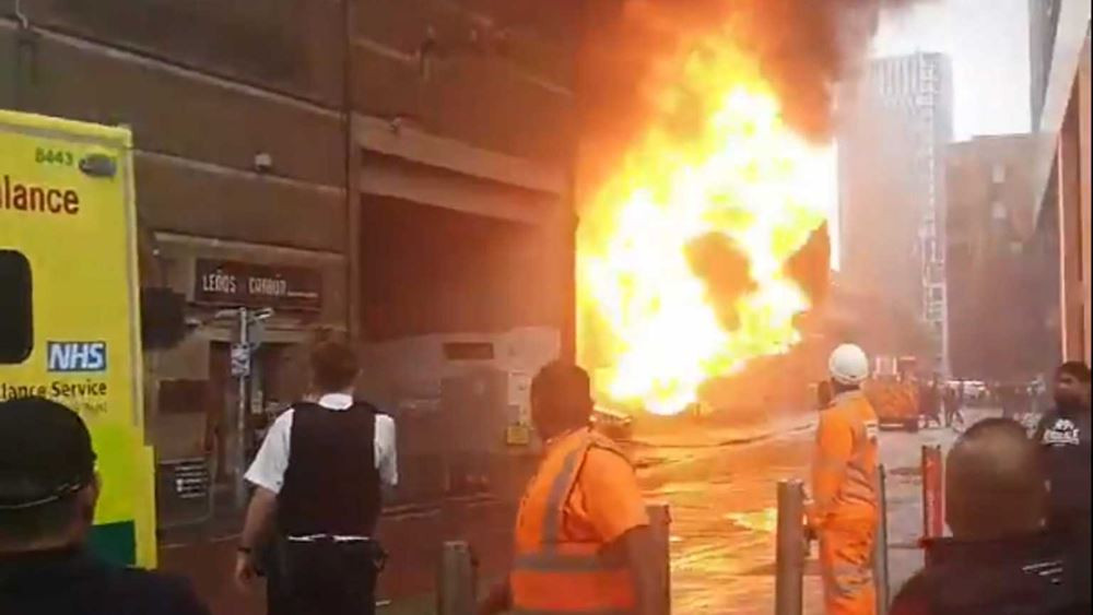 Συναγερμός μετά από μεγάλη φωτιά κοντά σε σταθμό μετρό στο Λονδίνο [Βίντεο]