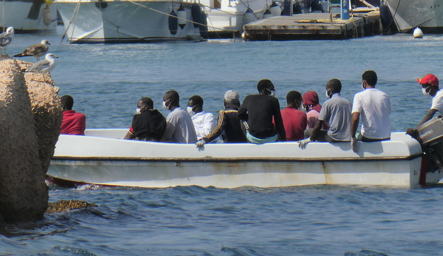 Νέα προσφυγική τραγωδία ανοιχτά της Λαμπεντούζα: Τουλάχιστον 7 νεκροί μετά από ναυάγιο, ανάμεσά τους μια έγκυος