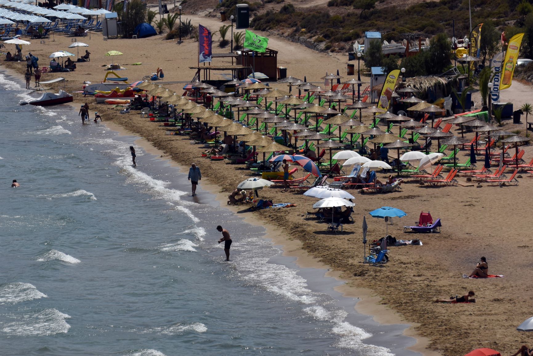 Εμβολιασμοί στην παραλία: Το εξήγγειλε ο Θεμιστοκλέους το πήρε πίσω ο Κικίλιας