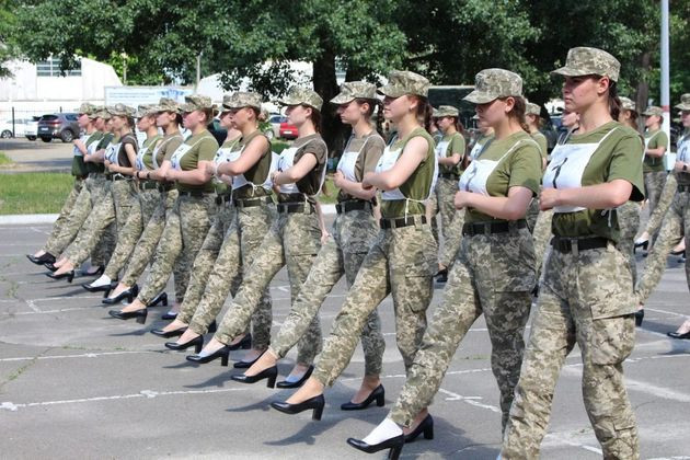 Αντιδράσεις στην Ουκρανία για την παρέλαση γυναικών του στρατού με τακούνια