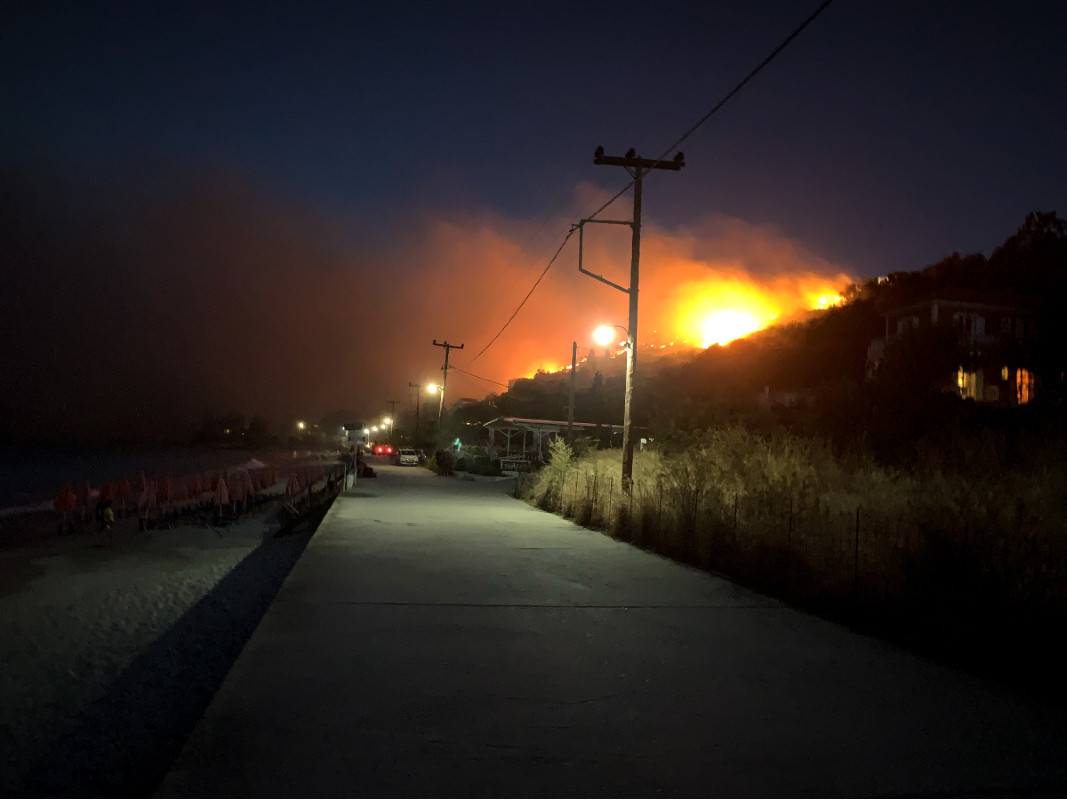 Μαίνεται η φωτιά στη Κεφαλονιά – Ολονύχτια μάχη με τις φλόγες