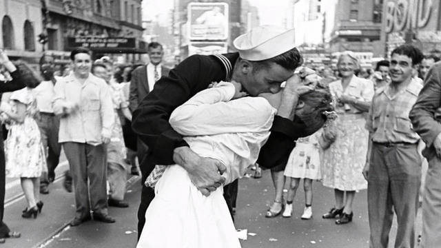 Τα 10+1 πιο εμβληματικά φιλιά της ιστορίας, για την Παγκόσμια Ημέρα Φιλιού