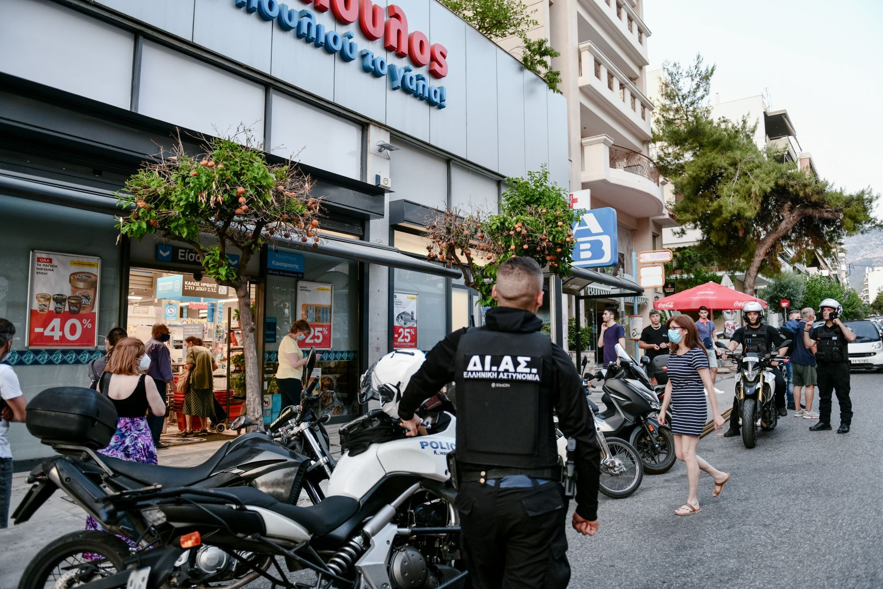 Ένοπλη ληστεία σε σούπερ μάρκετ στην Καισαριανή – Ένας τραυματίας