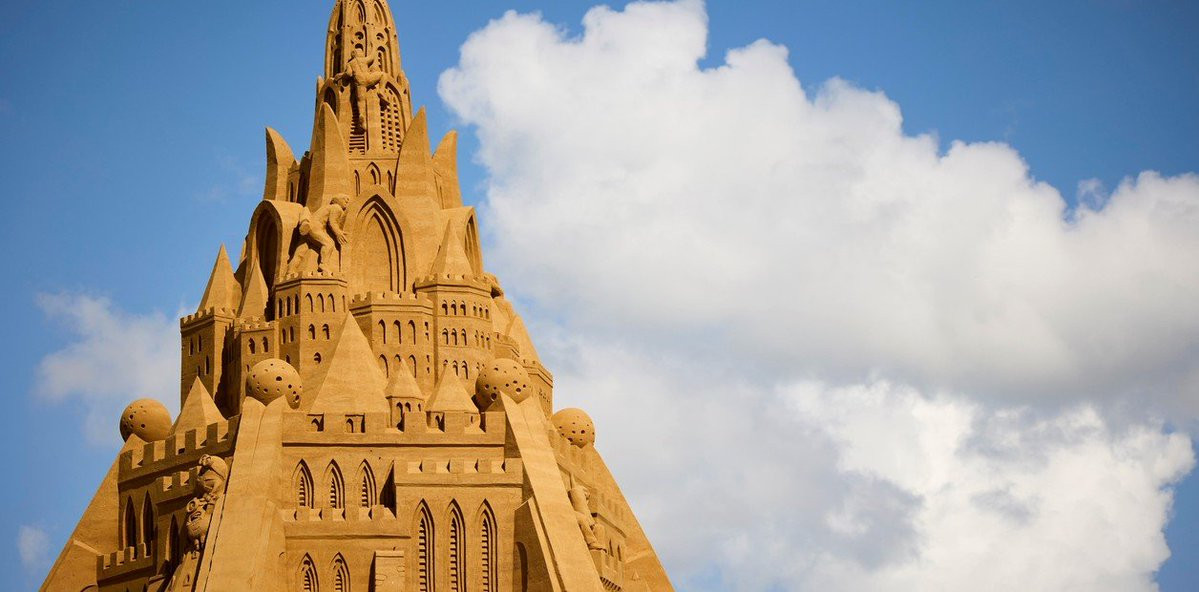 Καλλιτέχνες δημιούργησαν το ψηλότερο κάστρο από άμμο στη Δανία
