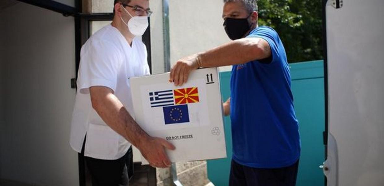 Η κυβέρνηση στέλνει 100.000 δόσεις AstraZeneca στη Βόρεια Μακεδονία