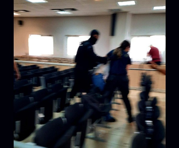 Επίθεση αστυνομικών σε πολιτικούς πρόσφυγες μέσα στη δικαστική αίθουσα – Τι καταγγέλλουν οι δικηγόροι