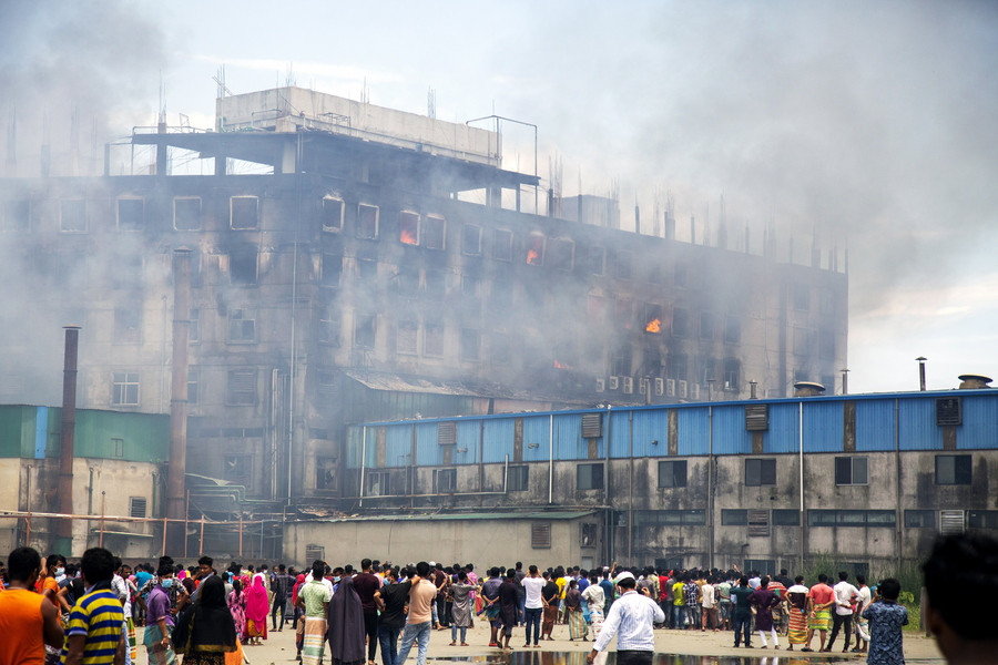 Μπανγκλαντές: Συνελήφθη ο ιδιοκτήτης του εργοστασίου όπου κάηκαν 52 εργάτες