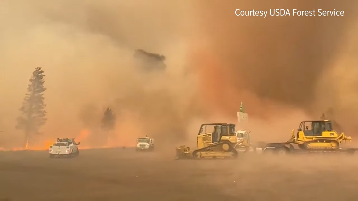 Εντυπωσιακό βίντεο με σπάνιο πυροστρόβιλο στη διάρκεια πυρκαγιάς στη βόρεια Καλιφόρνια [ΒΙΝΤΕΟ]