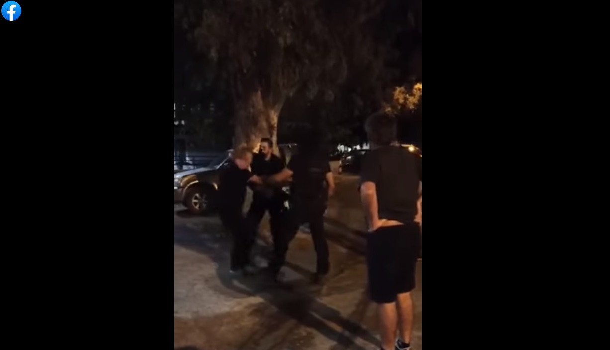 Ηράκλειο Κρήτης: Αστυνομικοί με όπλα και κουκούλες συλλαμβάνουν πελάτες ταβέρνας [Βίντεο]