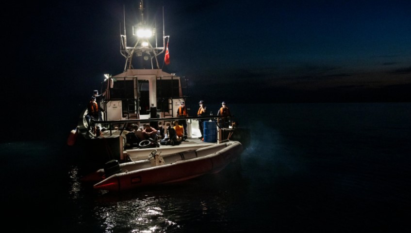 H Τουρκία δείχνει σε δημοσιογράφους τις απωθήσεις του ελληνικού Λιμενικού