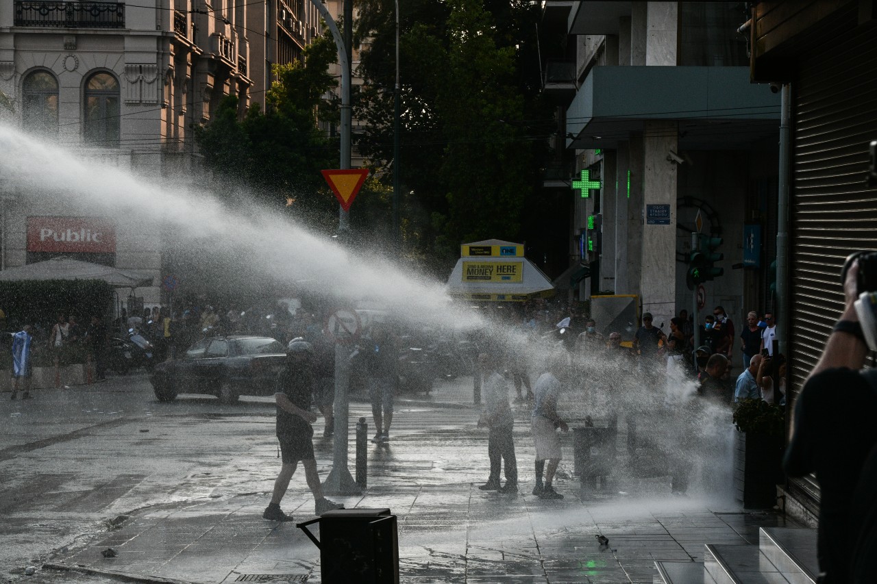 Επέμβαση της αστυνομίας στη συγκέντρωση των αντιεμβολιαστών στο Σύνταγμα [ΦΩΤΟ+ΒΙΝΤΕΟ]