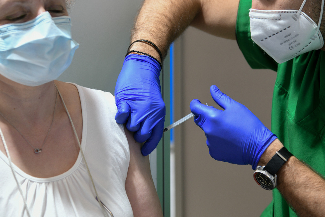 Ο Κικίλιας ανακοίνωσε «μπόνους» σε γιατρούς και φαρμακοποιούς που θα πείσουν πολίτες να εμβολιαστούν