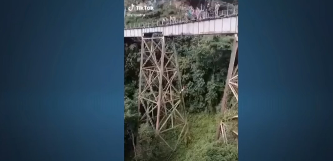 Σοκαριστικό βίντεο: Ετοιμαζόταν για bungee jumping, μπέρδεψε το σινιάλο και πήδηξε χωρίς να την έχουν δέσει