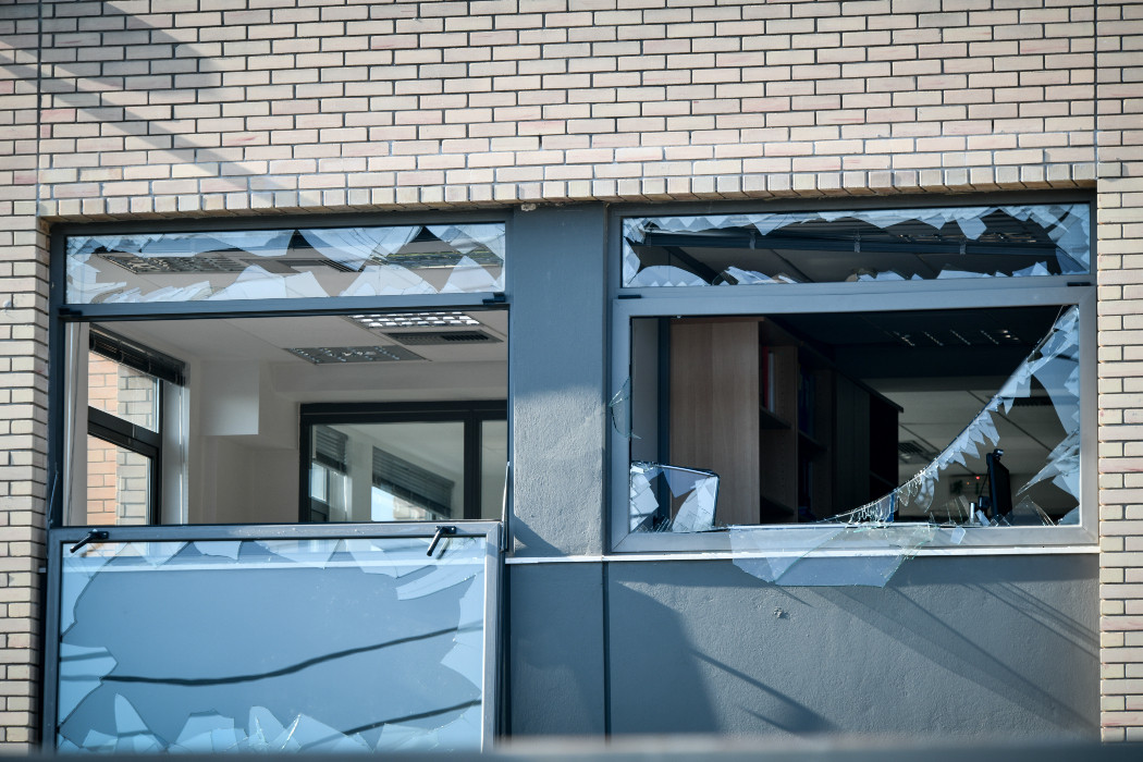 Έκρηξη στα γραφεία εταιρείας πετρελαιοειδών στη Βάρη – Τραυματίας αστυνομικός της ΔΙΑΣ