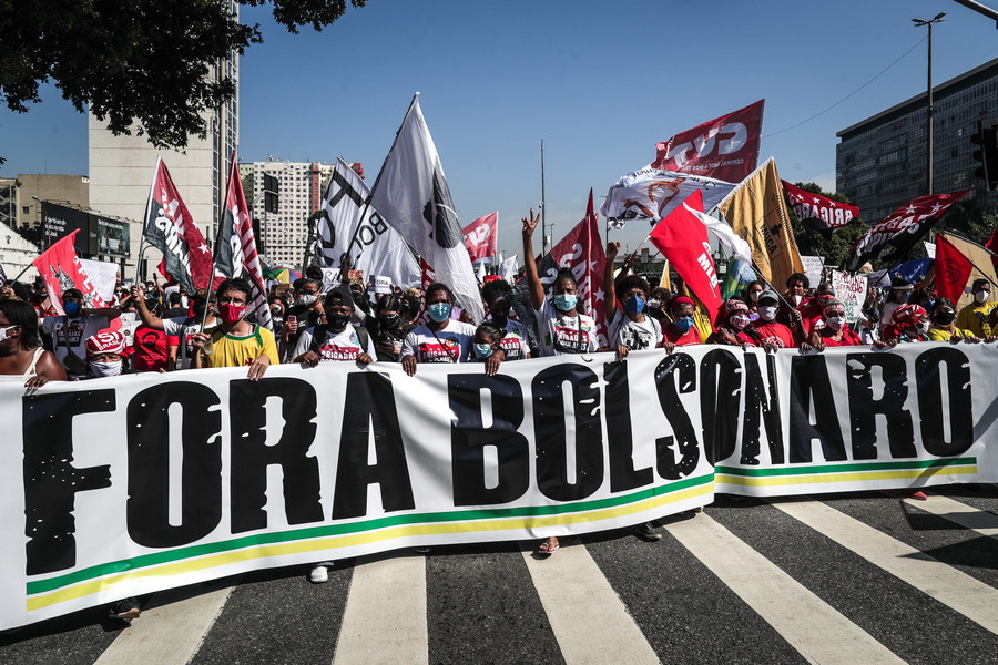 «Μπολσονάρο φύγε»: Χιλιάδες Βραζιλιάνοι στους δρόμους