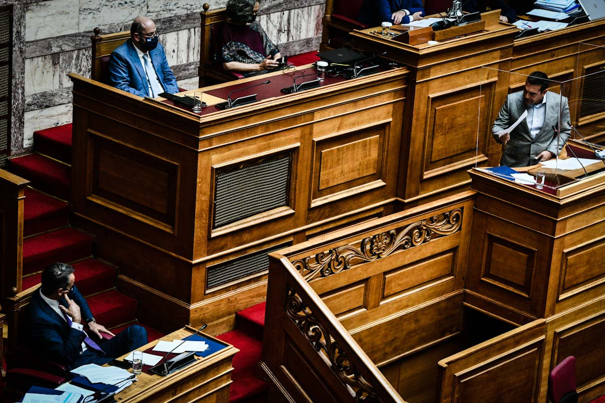 Βουλή: Ο «μεταρρυθμιστής» Μητσοτάκης και η «ταξική» αντεπίθεση Τσίπρα