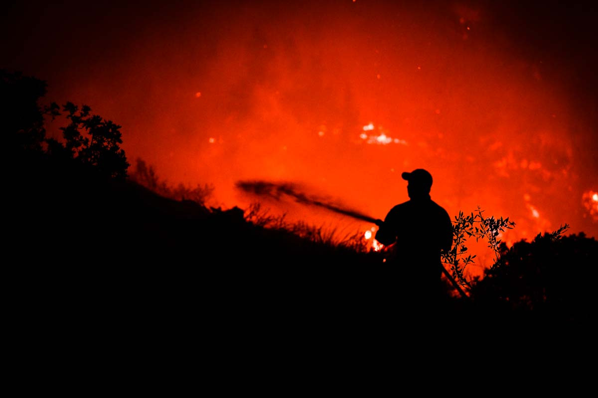 Δύσκολη νύχτα στην Αχαΐα: Μαίνεται η φωτιά στη Δροσιά, μετράνε πληγές στο Σούλι