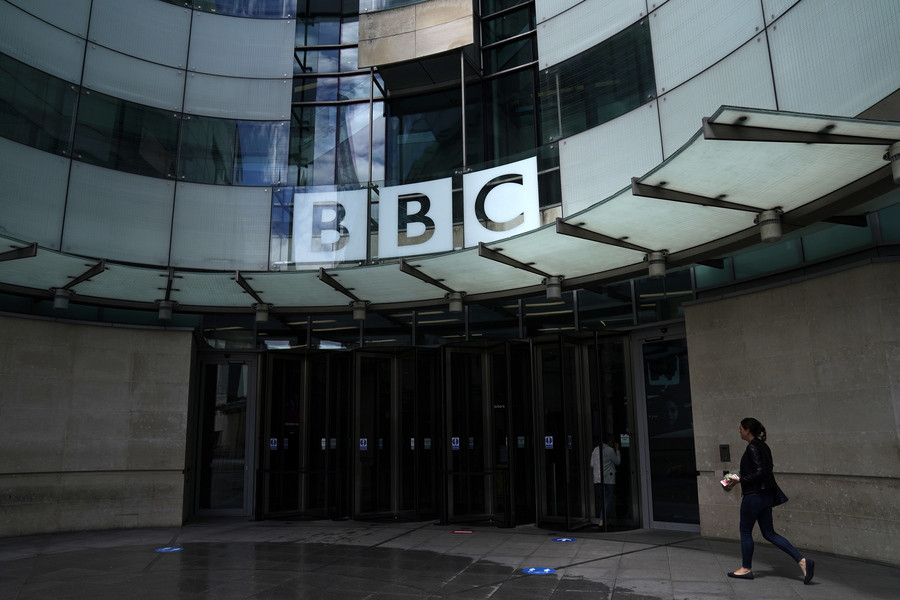 Ο Μπόρις Τζόνσον στραγγαλίζει το BBC
