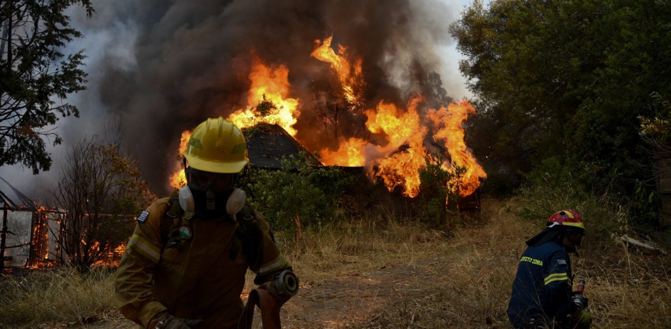 Φωτιά στην Αχαΐα: Ολονύχτια μάχη με τις φλόγες – Τραυματίες, καμένα σπίτια και εκκενώσεις