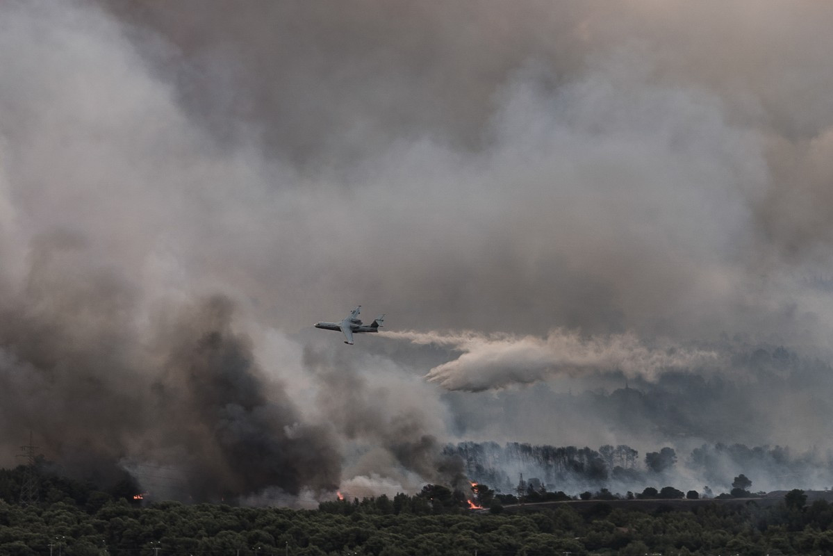 Φωτιά στη Βαρυμπόμπη – Καύσωνας: 77 άτομα σε νοσοκομεία με αναπνευστικά προβλήματα