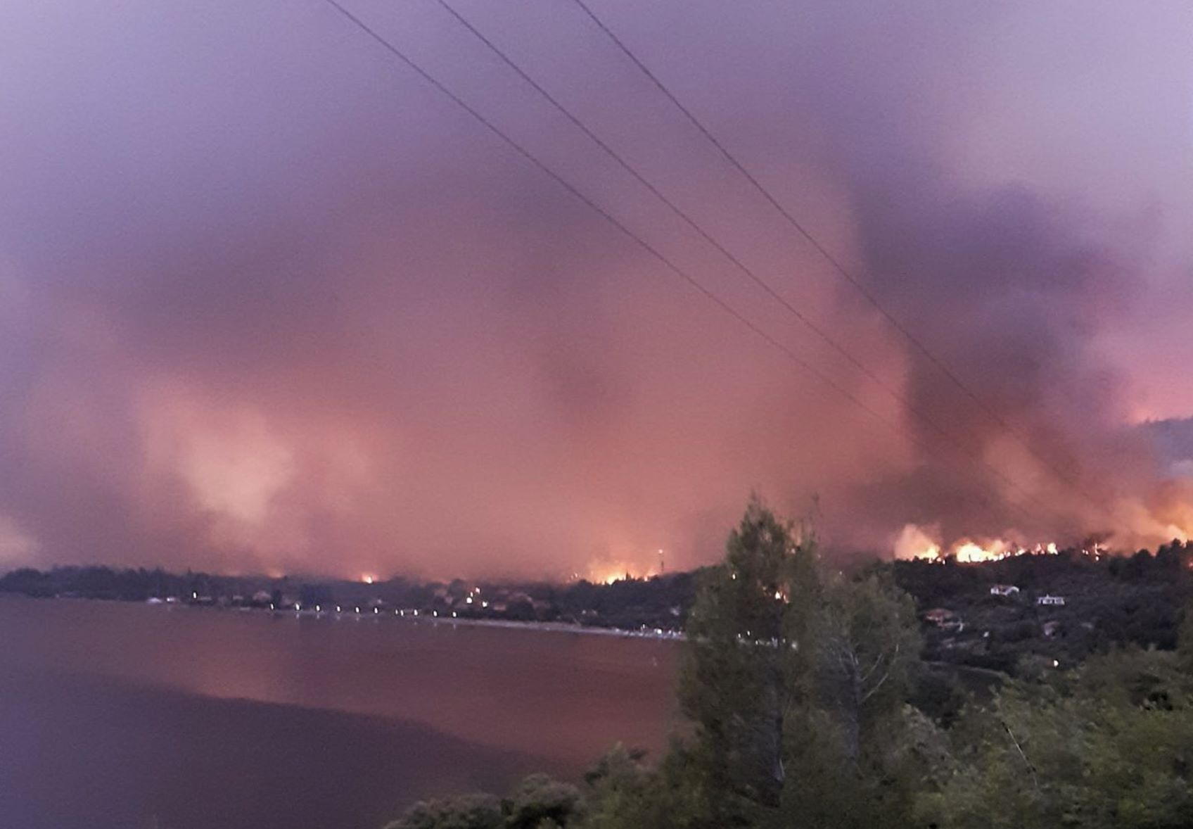 Κόλαση στην Εύβοια: Η φωτιά έφτασε στη θάλασσα