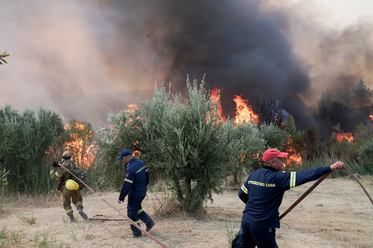 Ανεξέλεγκτη η φωτιά στην Ολυμπία – Συνεχείς αναζωπυρώσεις και εκκενώσεις οικισμών