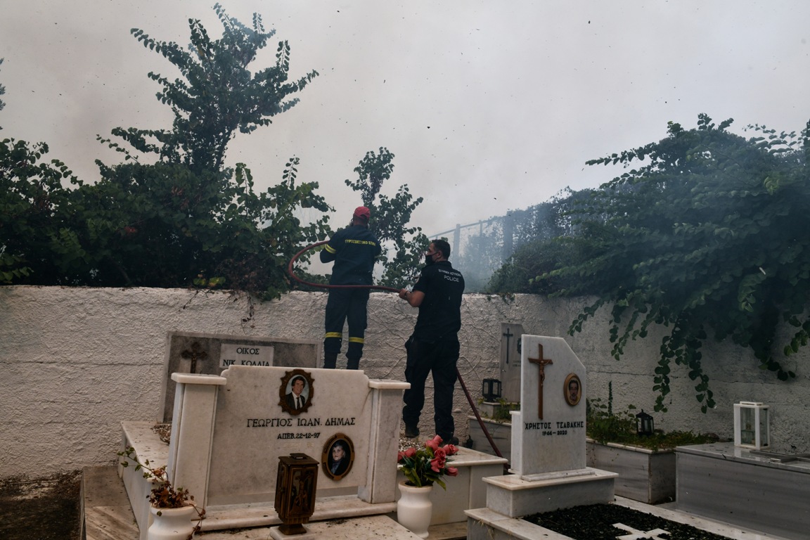 Δεκάδες τραυματίες από τις πυρκαγιές σε Αττική, Ολυμπία και Εύβοια