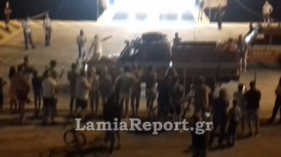 Έλληνες χειροκροτούν Σλοβάκους πυροσβέστες την ώρα της επιβίβασης στο ferry boat για το πύρινο μέτωπο (βίντεο)