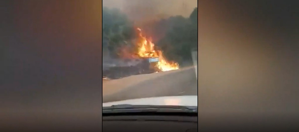 Αρκαδία: Αυτοκίνητο περνά μέσα από τις φλόγες [Βίντεο]
