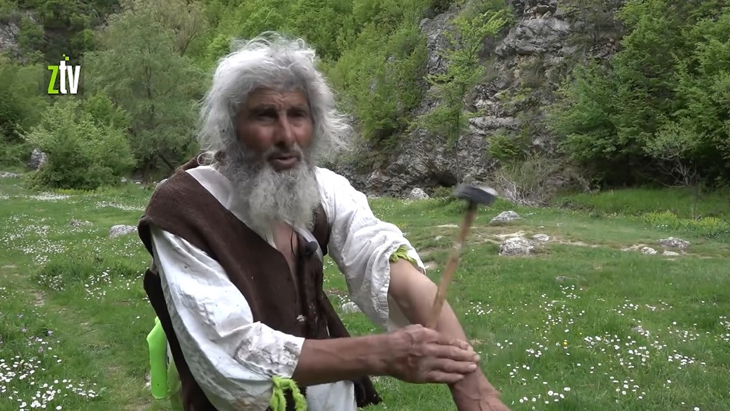 Ερημίτης στη Σερβία ζει σε σπηλιά και έκανε το εμβόλιο για τον κορονοϊό